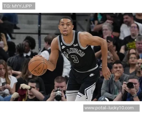 文班亚马新秀赛季表现抢眼场均20分10篮板3盖帽引领联盟